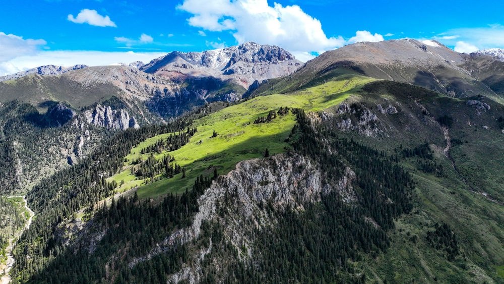 這是2023年6月18日在青海省玉樹藏族自治州囊謙縣拍攝的風(fēng)光（無人機(jī)照片）。新華社記者 張龍 攝