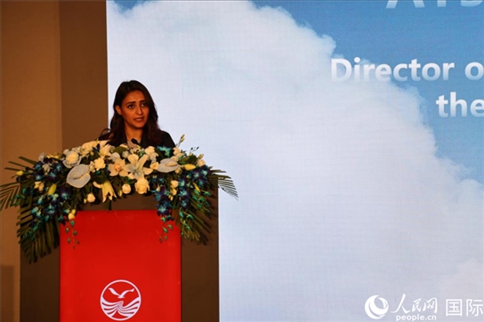 阿聯(lián)酋經(jīng)濟(jì)部旅游司司長(zhǎng)艾莎·阿菲菲致辭。人民網(wǎng)記者張志文攝