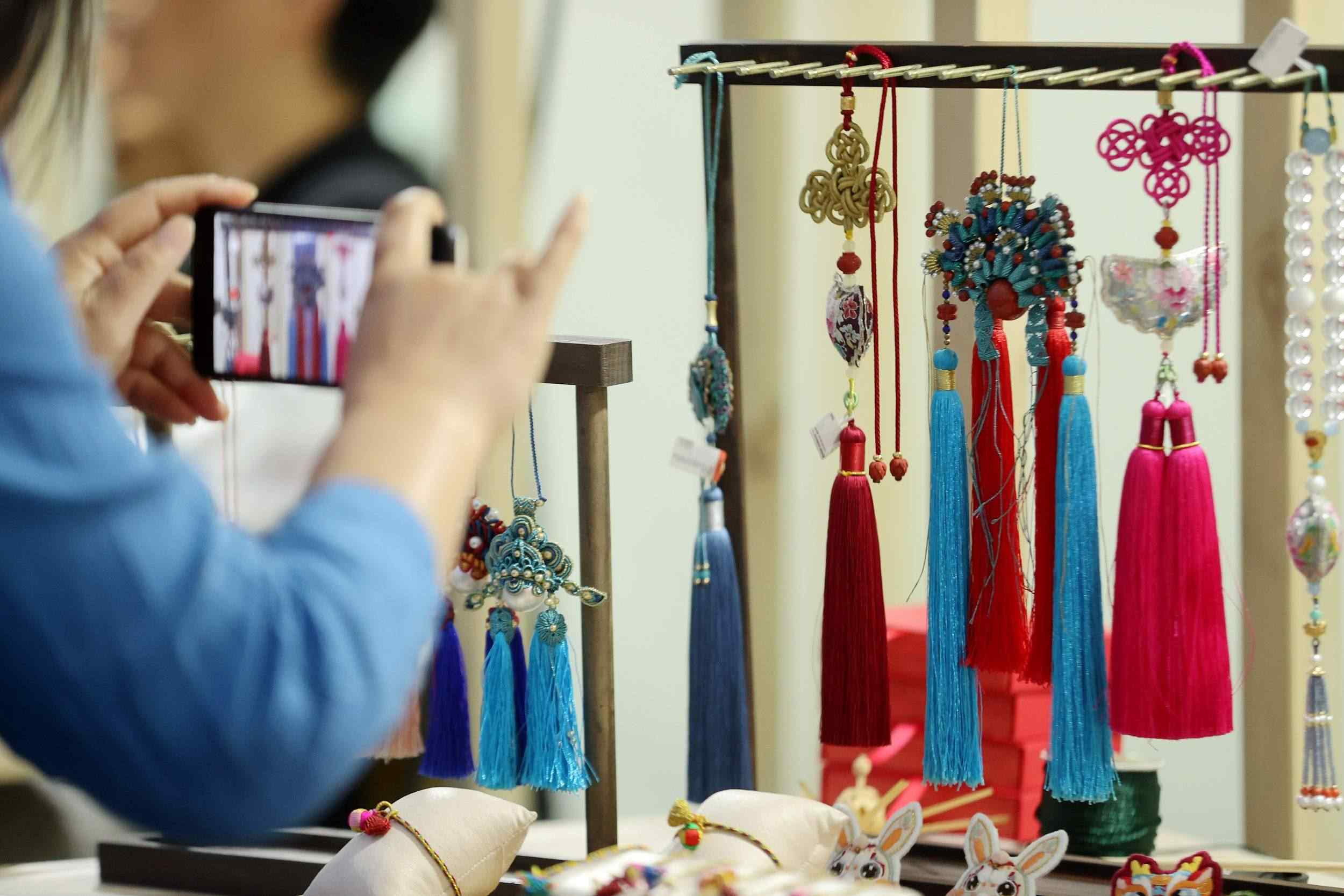 浙江湖州:多彩非遺文化展迎接文化和自然遺產日(圖片來源:視覺中國)