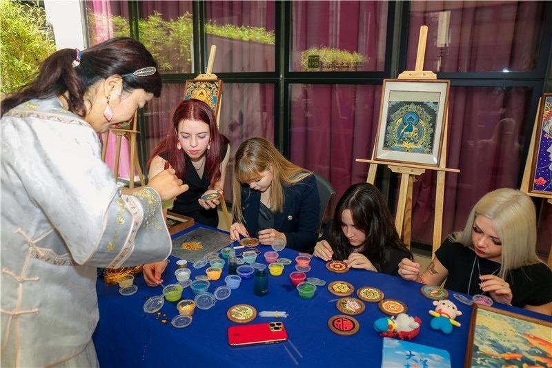 西班牙嘉賓參觀青海傳統(tǒng)手工技藝展示。主辦方供圖