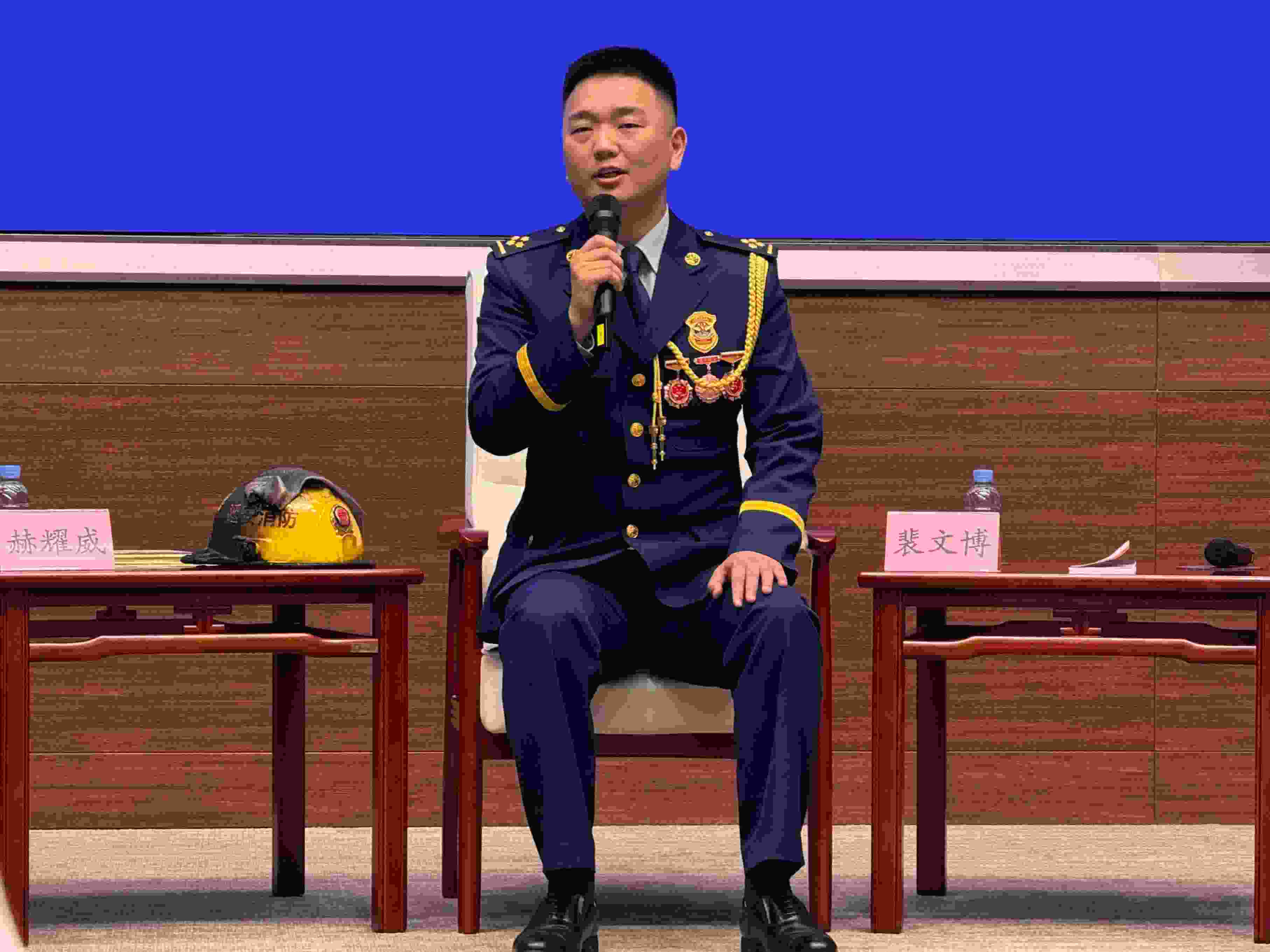 寶塔消防救援站政治指導(dǎo)員裴文博在回答記者提問(wèn)。人民網(wǎng)記者 郝萍攝