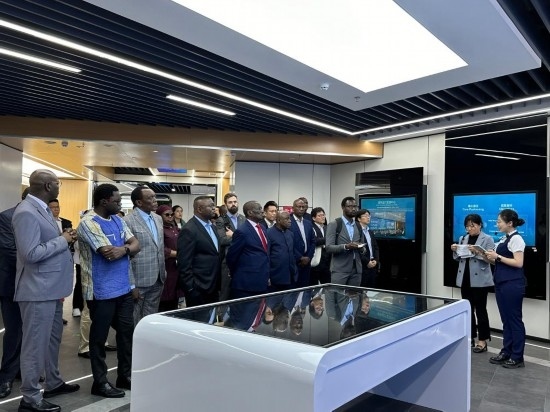 使節(jié)團(tuán)考察云上貴州大數(shù)據(jù)集團(tuán)展示中心。新華社記者 袁睿 攝