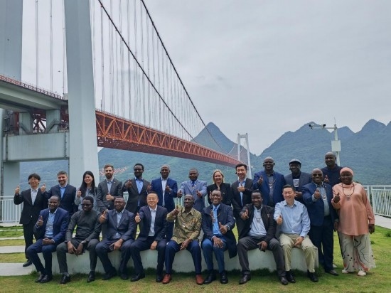 使節(jié)團(tuán)與壩陵河大橋合影。新華社記者 吳思 攝