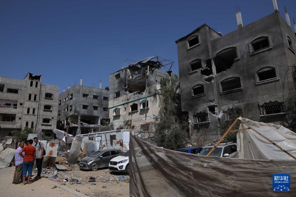這是6月8日在加沙地帶中部努賽賴特難民營拍攝的在以軍襲擊中受損嚴(yán)重的房屋及車輛。新華社發(fā)（馬爾萬·達(dá)烏德攝）