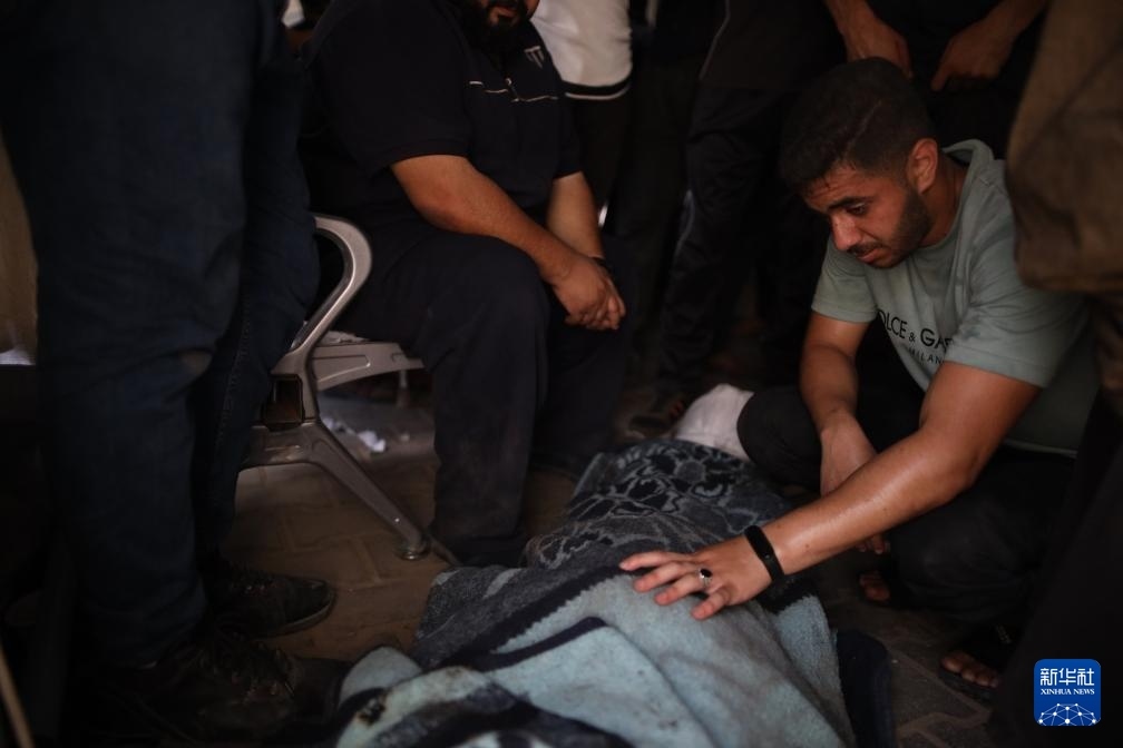 這是6月8日在加沙地帶中部努賽賴特難民營拍攝的以軍襲擊受害者。新華社發(fā)（馬爾萬·達(dá)烏德攝）
