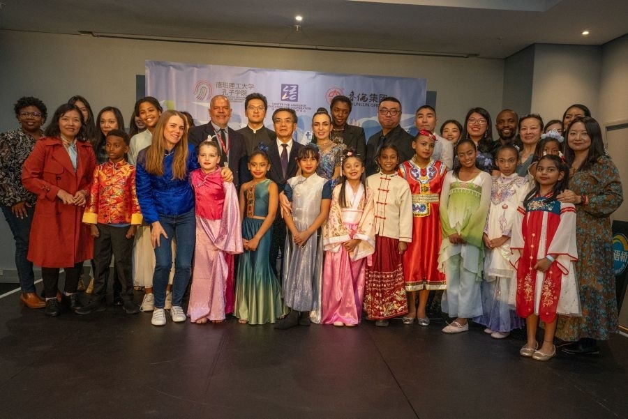 中南嘉賓與選手們合影。