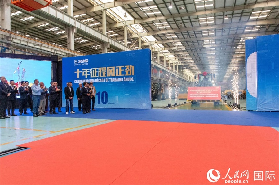 儀式上，米納斯吉拉斯州、波蘇阿雷格里市政府官員，徐工巴西制造的供應(yīng)商、經(jīng)銷商、客戶伙伴、員工代表和在巴中資機(jī)構(gòu)代表等，一起祝賀徐工巴西制造第23456臺(tái)產(chǎn)品下線并交付客戶。 人民日?qǐng)?bào)社拉美中心分社 威廉·科埃略·維亞納攝
