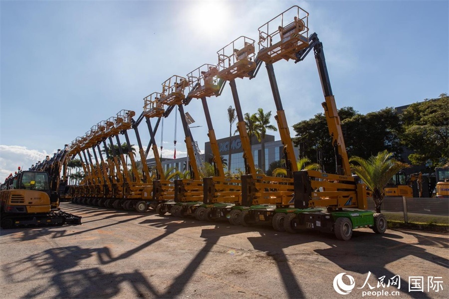 在徐工巴西制造生產(chǎn)基地，一批完成生產(chǎn)的設(shè)備正準(zhǔn)備交付客戶。 人民日?qǐng)?bào)社拉美中心分社 威廉·科埃略·維亞納攝