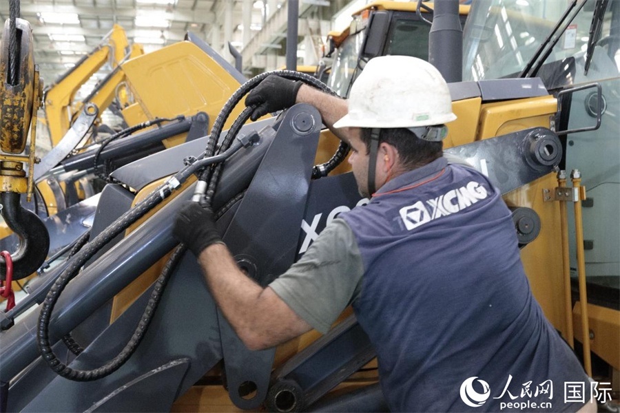 一名徐工巴西制造基地的當(dāng)?shù)貑T工正在進(jìn)行設(shè)備安裝和調(diào)試。 人民日?qǐng)?bào)社拉美中心分社 威廉·科埃略·維亞納攝