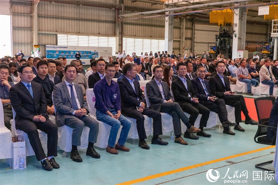 巴西米納斯吉拉斯州、波蘇阿雷格里市政府官員，徐工巴西制造的供應(yīng)商、經(jīng)銷商、客戶伙伴和員工代表，以及在巴中資機(jī)構(gòu)代表等200多人，出席了徐工巴西制造投產(chǎn)運(yùn)營(yíng)10周年暨第23456臺(tái)產(chǎn)品下線儀式。 人民網(wǎng) 威廉·科埃略·維亞納攝