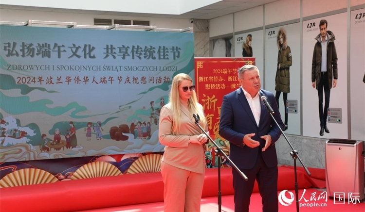 皮耶霍欽斯基（右）在活動(dòng)上致辭。人民網(wǎng)記者 李增偉攝