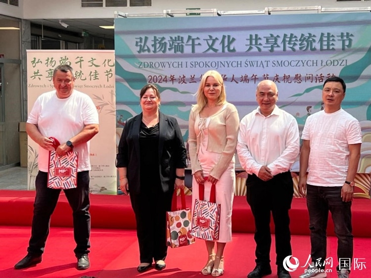 向波蘭友人發(fā)放端午節(jié)慰問(wèn)品。人民網(wǎng)記者 李增偉攝