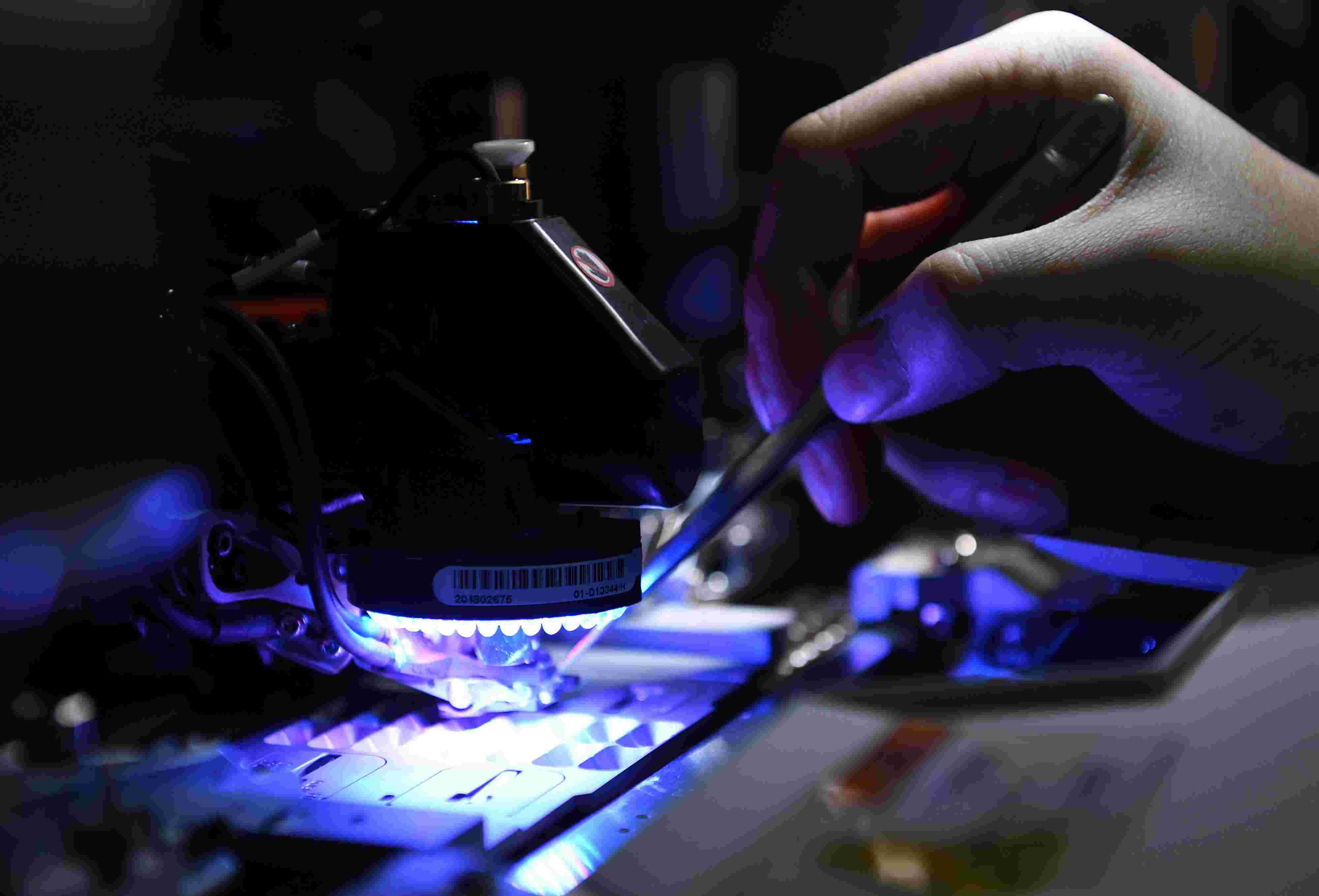 2021年4月24日，安徽馬鞍山，在經(jīng)開區(qū)安徽省東科半導(dǎo)體有限公司生產(chǎn)線上，工人正在生產(chǎn)芯片。