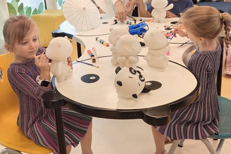 卡塔爾當(dāng)?shù)貎和瘏⑴c彩繪熊貓活動。四川省文旅廳供圖