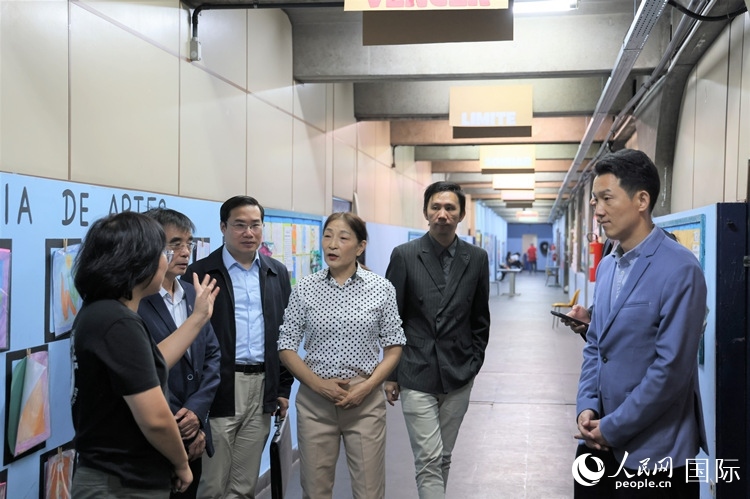 中國駐里約總領(lǐng)館商務(wù)參贊敬艷輝（右一）等嘉賓在里約孔院中方院長孫艷萍（左一）帶領(lǐng)下，參觀薩繆爾·韋納公立學(xué)校的中文教室，了解該校中文教學(xué)軟硬件設(shè)施。人民網(wǎng)記者 時元皓攝