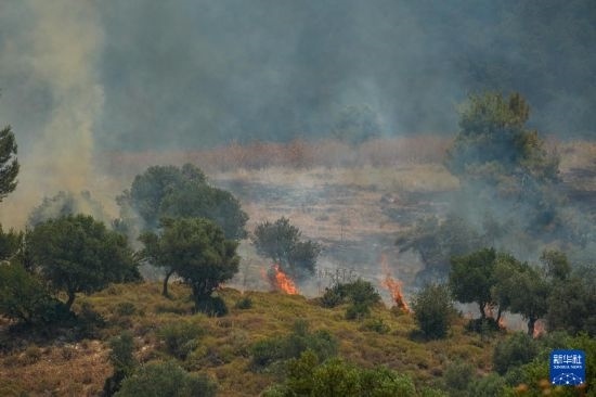 6月12日，以色列北部加利利地區(qū)遭受火箭彈襲擊后冒出滾滾濃煙。新華社發(fā)（阿亞爾·馬戈林?jǐn)z/基尼圖片社）