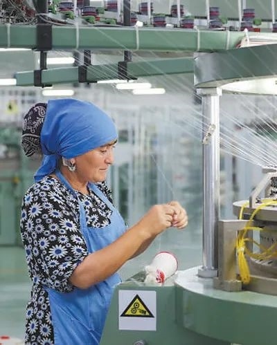 在針織毛坯車(chē)間，當(dāng)?shù)毓と苏诮泳€(xiàn)。胡澤曦?cái)z