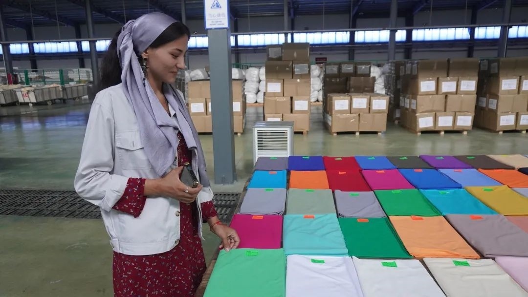 當(dāng)?shù)毓と苏跈z驗(yàn)成品。曲頌攝