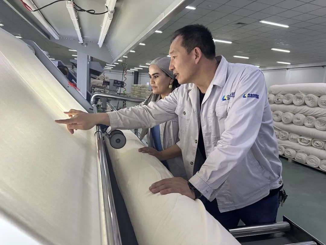 中方技術(shù)人員正在指導(dǎo)當(dāng)?shù)毓と?。屈佩攝