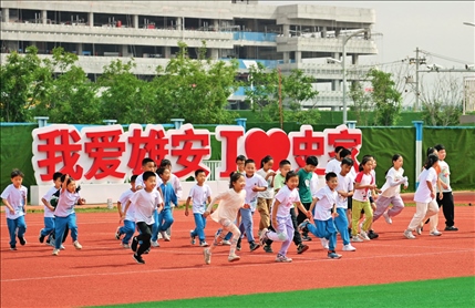 雄安史家胡同小學學生在操場上運動（2024年5月21日攝）牟宇攝/本刊