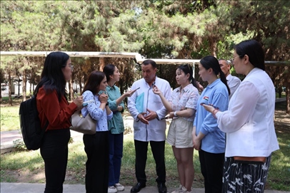 聯(lián)合采訪團(tuán)隊在采訪塔吉克斯坦中央眼科醫(yī)院副院長馬爾索羅夫·薩爾杜洛。胡澤曦攝