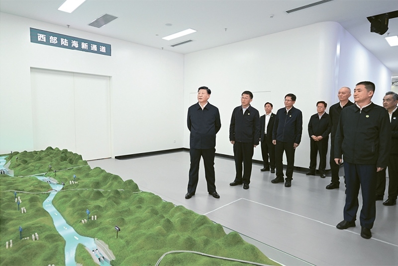 2023年12月14日至15日，中共中央總書記、國家主席、中央軍委主席習近平在廣西考察。這是14日上午，習近平在南寧市考察中國—東盟信息港股份有限公司，結(jié)合平陸運河沙盤聽取西部陸海新通道骨干工程建設(shè)匯報。 新華社記者 謝環(huán)馳/攝