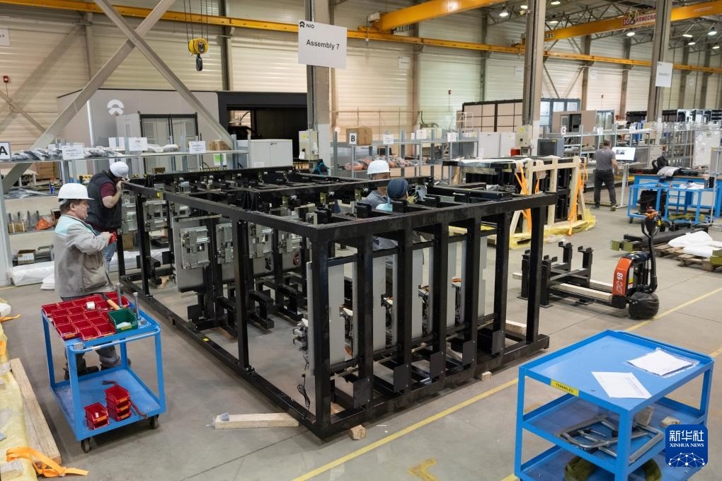 2024年1月26日，在匈牙利比奧托爾巴吉，員工在蔚來能源歐洲工廠工作。新華社發(fā)（弗爾季·奧蒂洛 攝）