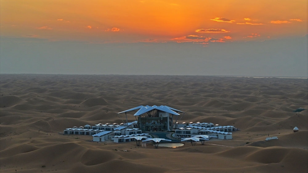 這是位于寧夏中衛(wèi)市沙坡頭景區(qū)的星星酒店（2023年9月6日攝，無(wú)人機(jī)照片）。新華社記者 王鵬 攝