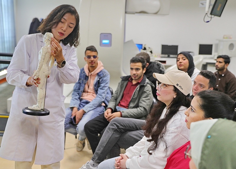 2023年4月19日，河北省秦皇島市中醫(yī)醫(yī)院醫(yī)務(wù)工作者為燕山大學(xué)外國(guó)留學(xué)生講解中醫(yī)經(jīng)絡(luò)知識(shí)。