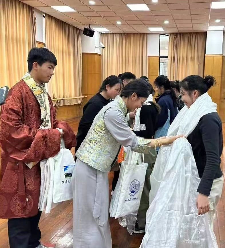 2024年1月18日，在上海市大同中學(xué)，果洛西寧民族中學(xué)學(xué)生給上海大同中學(xué)師生獻(xiàn)哈達(dá)。新華社發(fā)（果洛州教育局供圖）