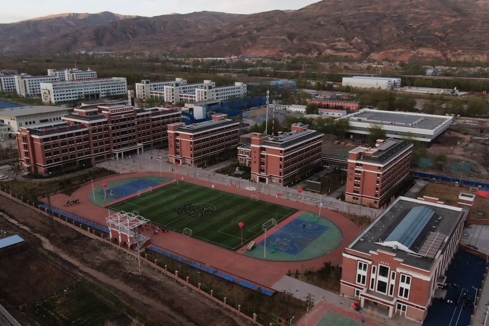 2021年4月28日拍攝的果洛西寧民族中學(xué)（無(wú)人機(jī)照片）。
