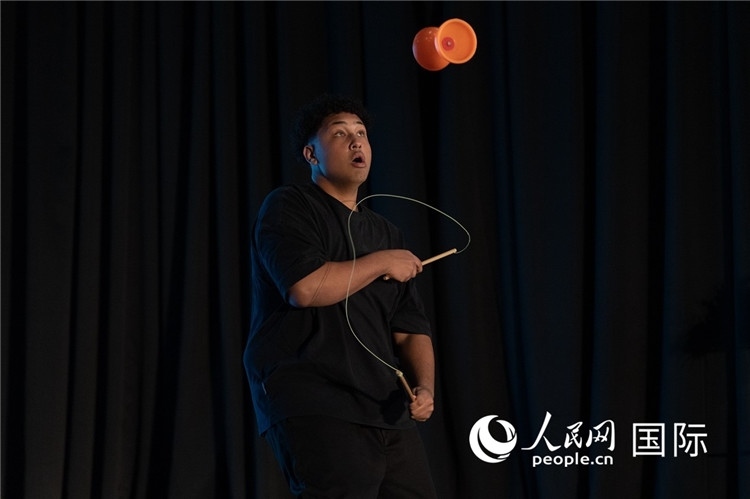 參賽選手表演的抖空竹如行云流水。人民日?qǐng)?bào)非洲中心分社 希拉茲·莫林?jǐn)z