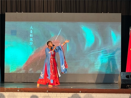 一等獎(jiǎng)獲得者彩翼進(jìn)行才藝表。（圖片來(lái)源：孔子課堂）