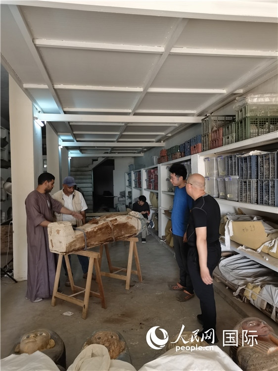 圖為中埃薩卡拉新出土文物數(shù)字化調(diào)查與研究項(xiàng)目團(tuán)隊(duì)在工作現(xiàn)場(chǎng)。