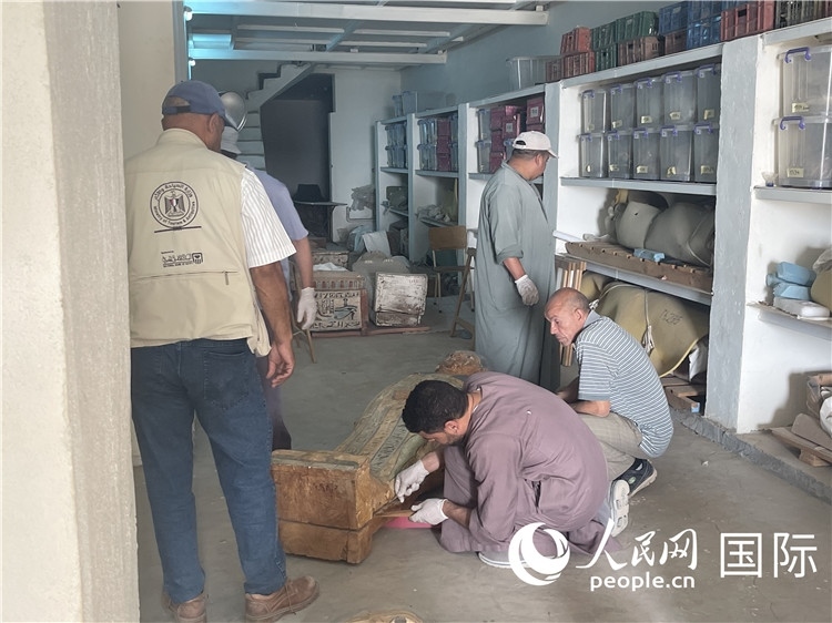 圖為中埃薩卡拉新出土文物數(shù)字化調(diào)查與研究項(xiàng)目團(tuán)隊(duì)在工作現(xiàn)場(chǎng)。薛江攝