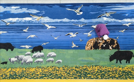 在青海省西寧市圣源地毯集團(tuán)有限公司生產(chǎn)車間，操作工檢查毯面、拔花刺（2023年2月4日攝）。新華社記者 才揚(yáng) 攝