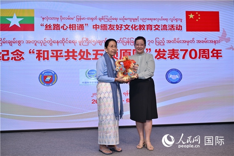 喬利參贊向丹丹努贈送紀念品-人民網(wǎng)記者謝佳君攝