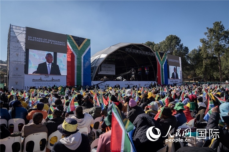 南非民眾觀看拉馬福薩總統(tǒng)就職演說。 人民日報非洲中心分社 希拉茲·莫林?jǐn)z