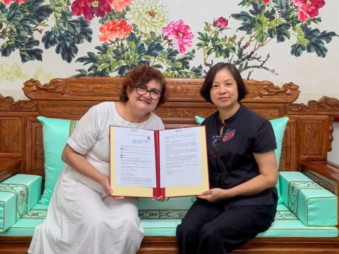 當(dāng)?shù)貢r(shí)間6月19日，中國駐累西腓總領(lǐng)事蘭和平（右）會見累西腓市議員、巴西共產(chǎn)黨中央委員、巴西文學(xué)最高獎(jiǎng)獲得者佩德羅薩，并接收其轉(zhuǎn)交的“累西腓中國年”法令副本。 中國駐累西腓總領(lǐng)館供圖