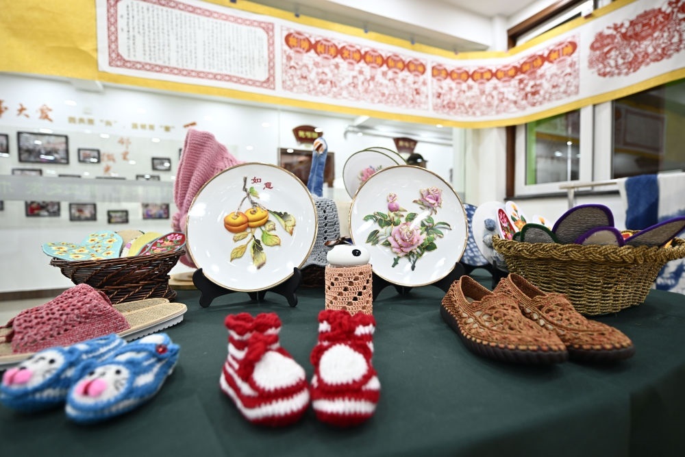 長城花園社區(qū)居民制作的手工藝品（6月19日攝）。