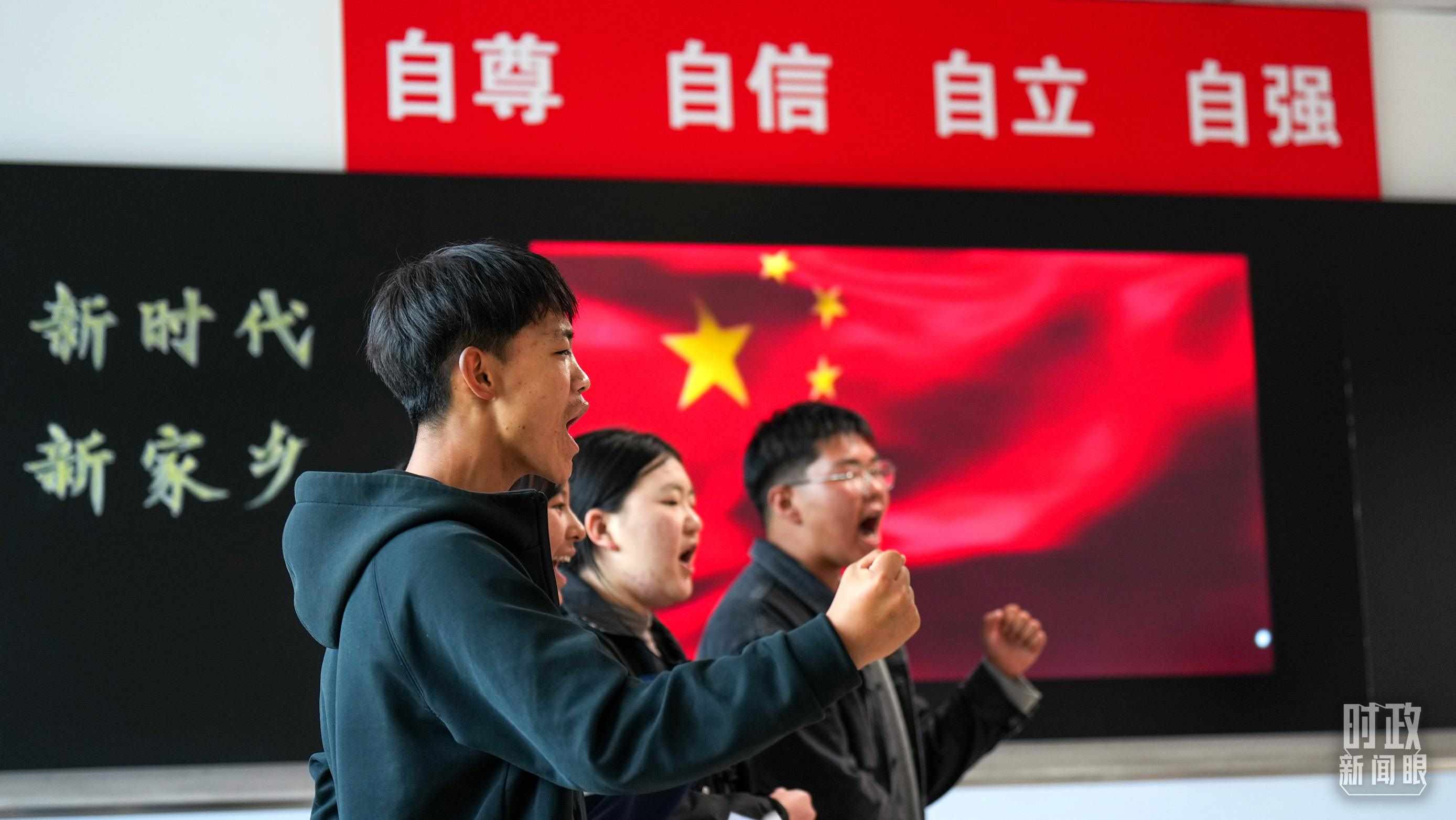 △果洛西寧民族中學(xué)高一（1）班的“新時(shí)代、新家鄉(xiāng)”主題思政課。（總臺(tái)央視記者許永松、國(guó)廣記者李晉拍攝）