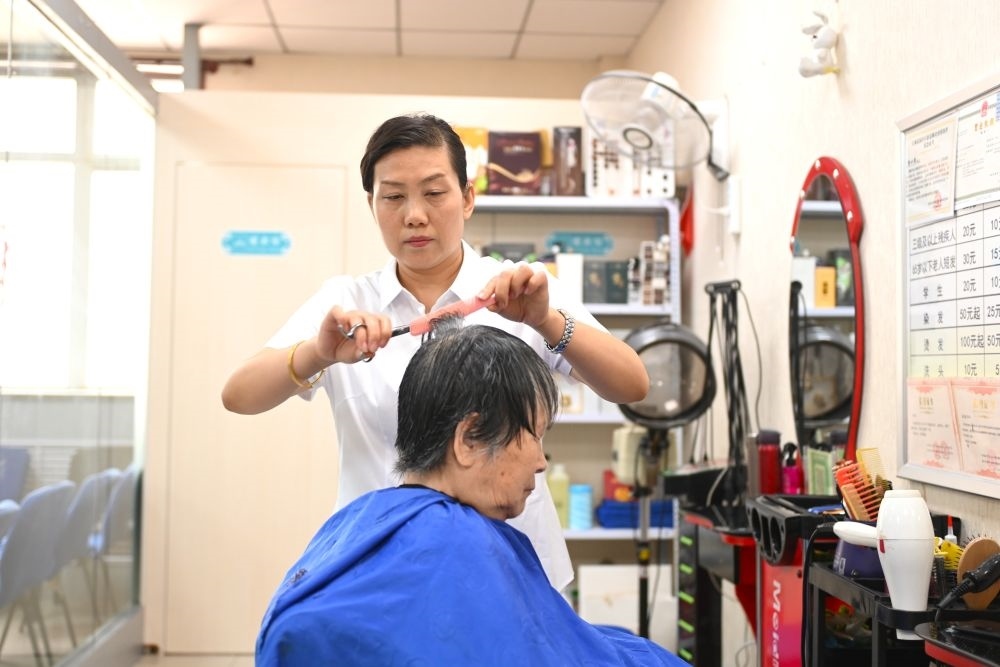 6月20日，長城花園社區(qū)的志愿者為居民理發(fā)。