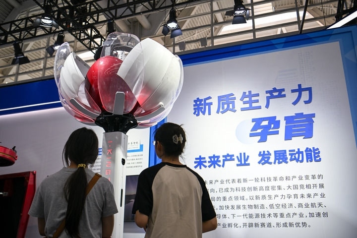 6月20日，與會(huì)者參觀天津云圣智能科技有限責(zé)任公司展區(qū)展出的“圣·寶蓮燈”全自主無人機(jī)巡檢系統(tǒng)。新華社記者 孫凡越 攝