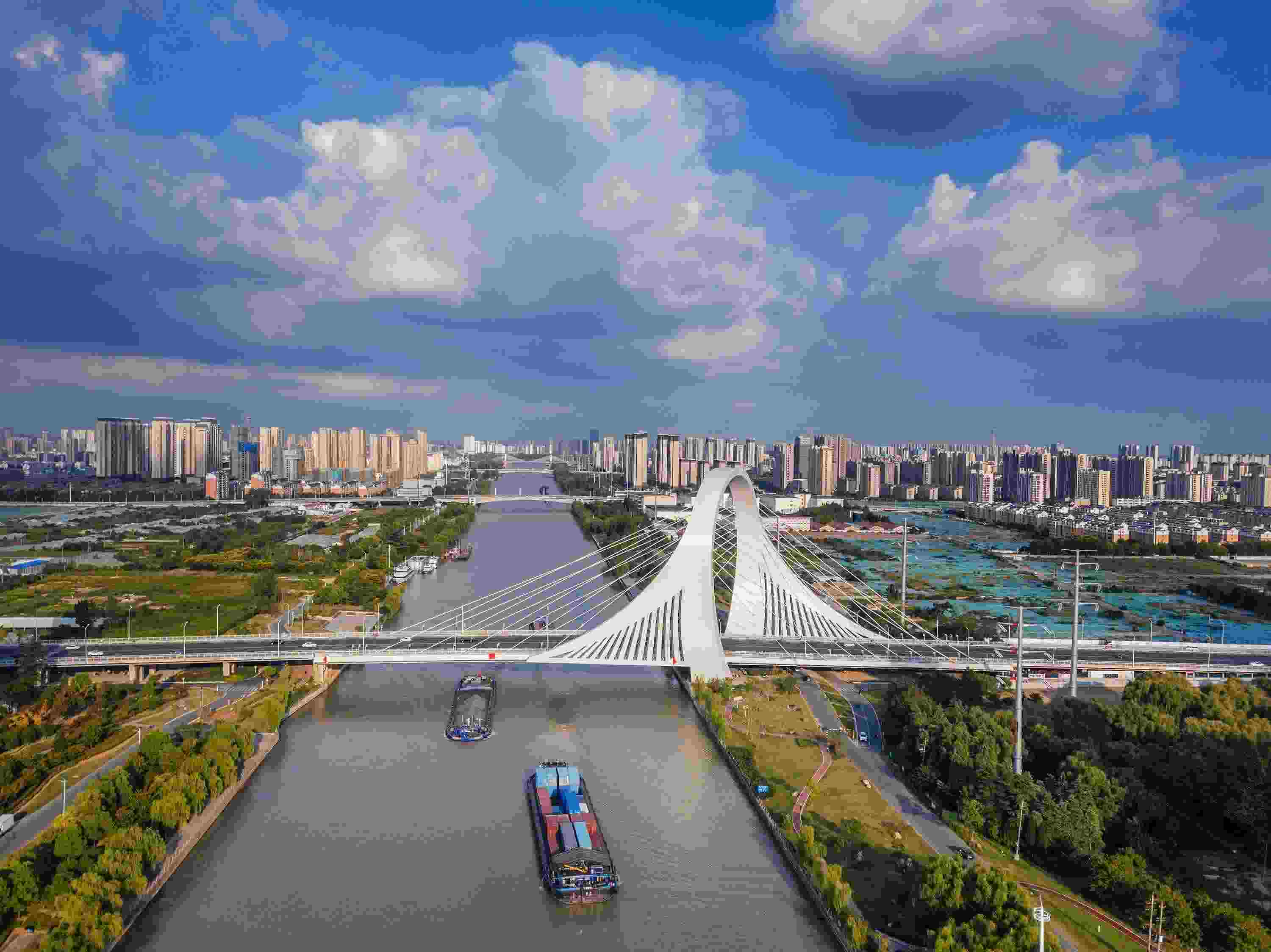 2022年9月12日，幾艘船舶行駛在江蘇淮安運河大橋附近。