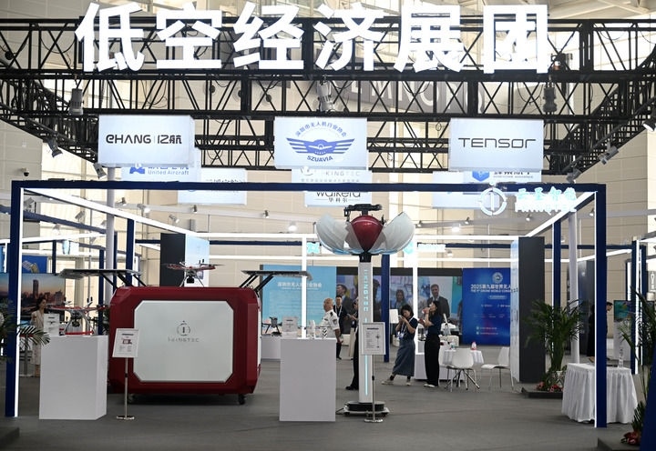 6月20日，參觀者在博覽會(huì)低空經(jīng)濟(jì)展團(tuán)參觀。新華社記者 趙子碩 攝