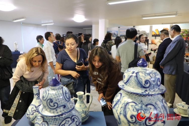 在展覽現(xiàn)場(chǎng)，觀眾們駐足欣賞德化瓷和墨西哥彩瓷。人民網(wǎng) 埃內(nèi)斯托·多明戈斯攝