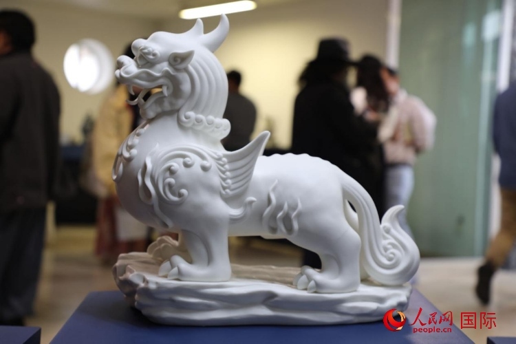 展覽現(xiàn)場(chǎng)的德化白瓷。人民網(wǎng) 埃內(nèi)斯托·多明戈斯攝