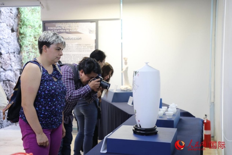 在展覽現(xiàn)場(chǎng)，觀眾們駐足欣賞德化白瓷和墨西哥彩瓷。人民網(wǎng) 埃內(nèi)斯托·多明戈斯攝