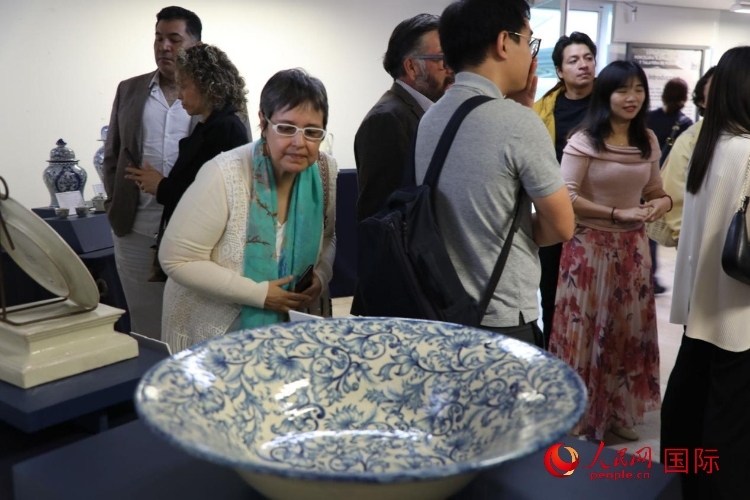 在展覽現(xiàn)場(chǎng)，觀眾們駐足欣賞德化白瓷和墨西哥彩瓷。人民網(wǎng) 埃內(nèi)斯托·多明戈斯攝