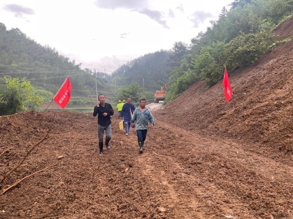 6月22日，木石里008縣道最后一個塌方點搶通。（受訪者供圖）